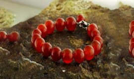 دستبندی با نگین‌های قرمز