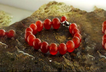 دستبندی با نگین‌های قرمز
